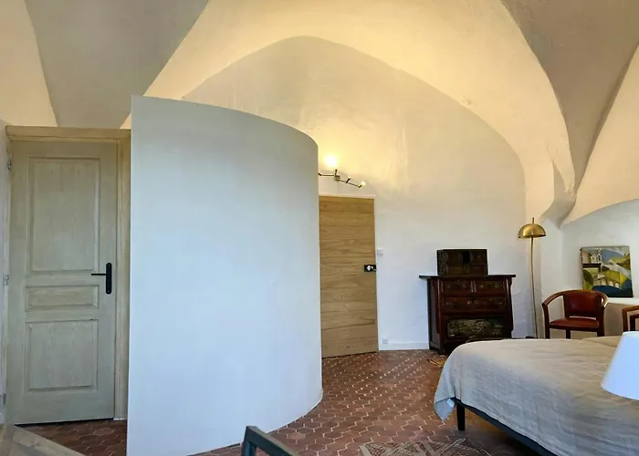 בית נופש Artist's Chateau With Ruins In Gard