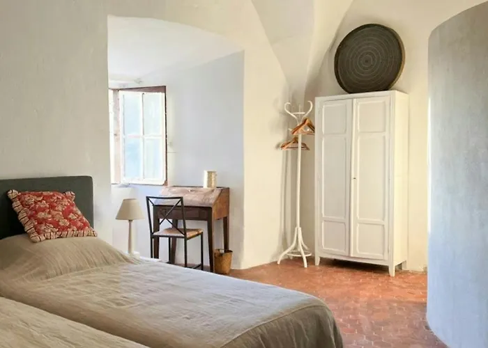 בית נופש Artist's Chateau With Ruins In Gard *